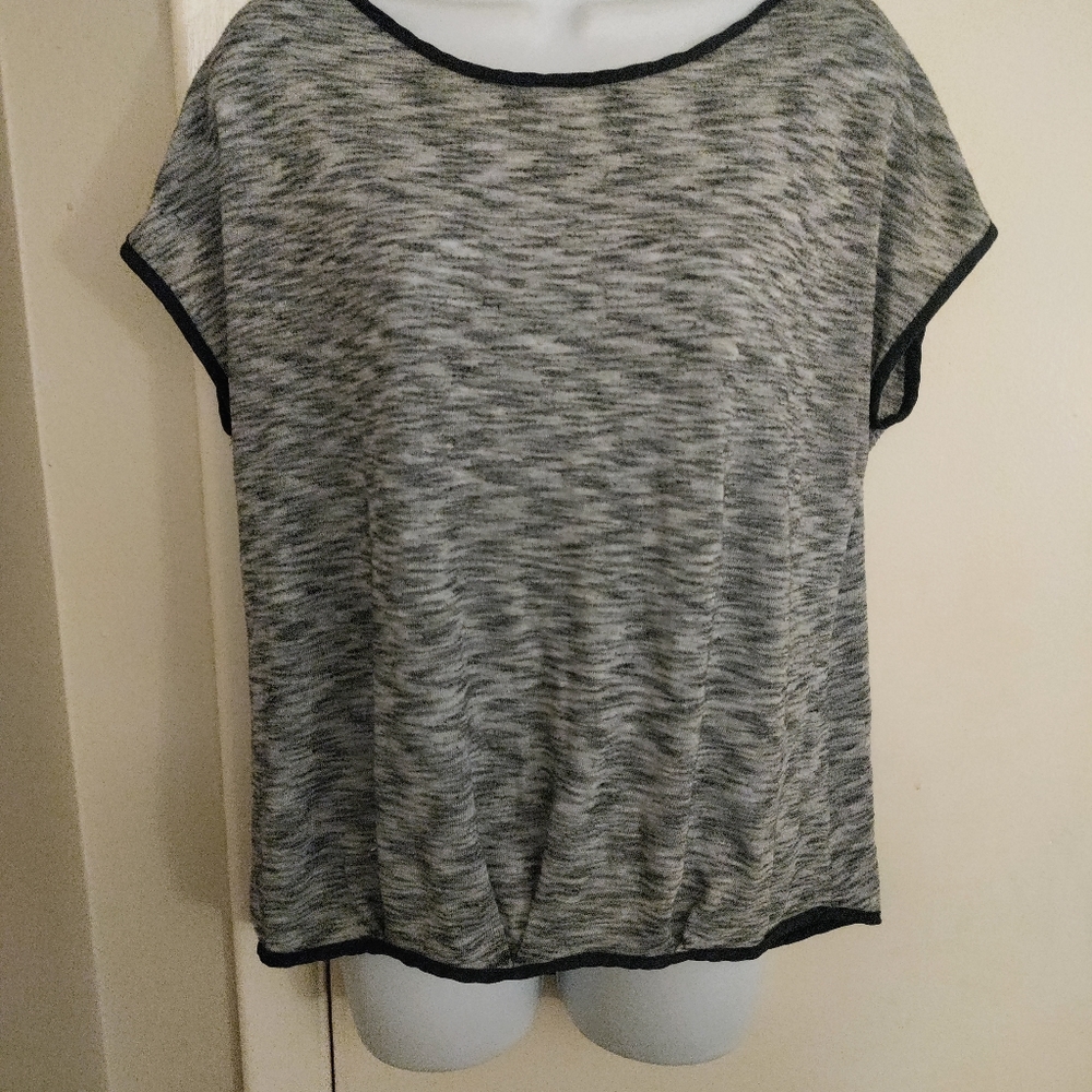 💸LAST CHANCE Olivia Moon Comfy Gray Cap Sleeve TShirt W/ Navy Blue Border. Sz.M
